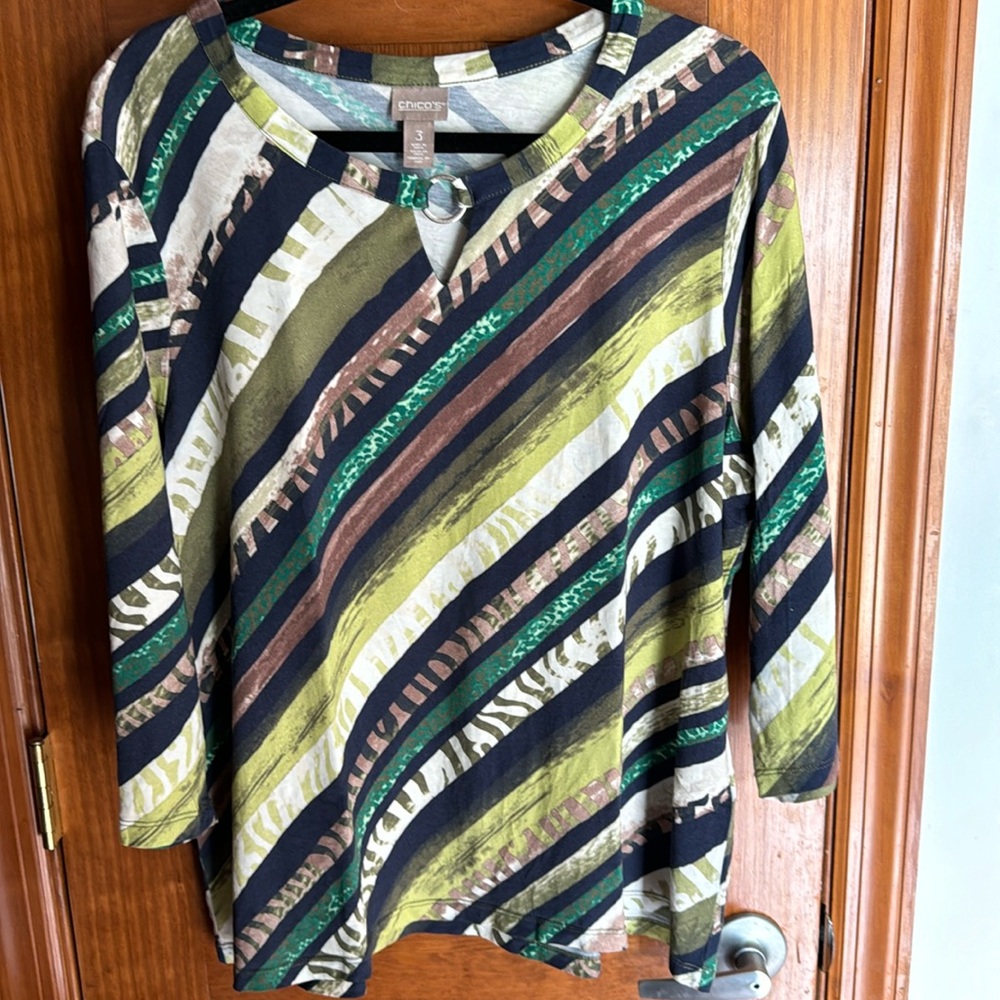 Chicos 3/4 sleeve keyhole neckline tshirt